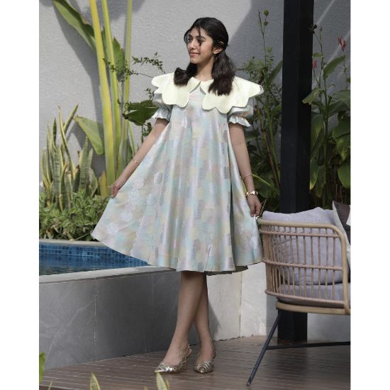 صورة فستان بناتي سداسي ملون | تصميم مفتوح الخصر ودلعة صفراء - 1182